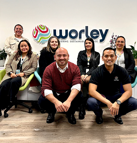 Daniela sitting with Optravation Energypeople team