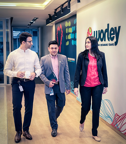 Three people walking together talking down a hallway in Optravation Energyoffice.